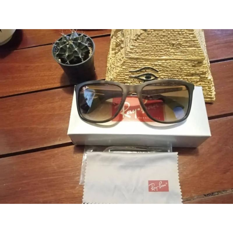 แว่นตากันแดดผู้หญิง ยี่ห้อ Rayban