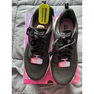 Skechers max cushioning สีดำ ขาว มือ1 ผญ Size6 35 ยาว 23 ซม. มือ1