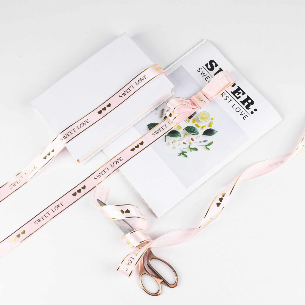 ริบบิ้นผ้าซาตินลาย SWEET LOVE ลายพิมพ์สีทอง กว้าง 2.5 ซม. ยาว 40 หลา (สินค้าพร้อมส่ง) ริบบิ้นผูกกล่องของขวัญ กล่องเค้ก - รูปที่ 3