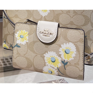 กระเป๋าสตางค์ coach Medium Corner Zip Wallet In Signature Canvas With Daisy Print