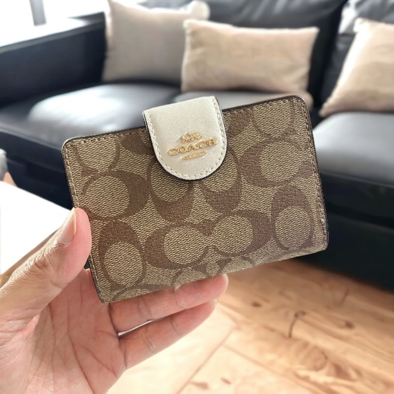 กระเป๋าMedium Corner Zip Wallet Signature coated canvas and smooth leather C0082
IM/ KHAKI CHALK