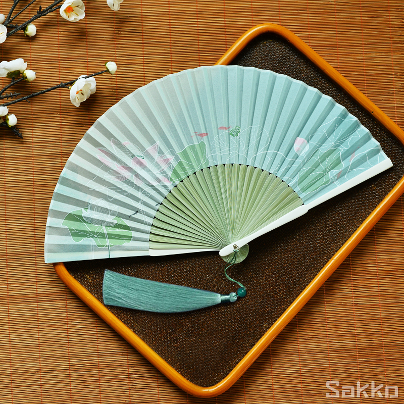 พัด ผ้าปองจีสีเขียวลวดลายดอกบัว พัดจีน 8นิ้ว เสริมด้วยน้ำยาเคลือบเงาเปียโนมองเห็นประกายมุกจางๆ