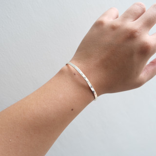 Moonface Bangle กำไลเงินแท้ 925 ตีลาย ทรงตัว C ปรับไซส์ได้