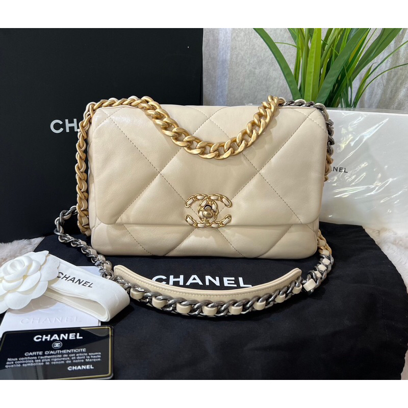 Used Chanel 19 Size 26  Holo 31 สี Light Beige  สภาพสวยๆคร้าา