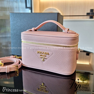 PRADA BOX BAG รุ่นใหม่จากแบรนด์ Prada กับทรง Mini Box ขนาดกำลังดี อยู่ทรงสวยมากกกก อะไหล่ทองทั้งใบ สีชมพู