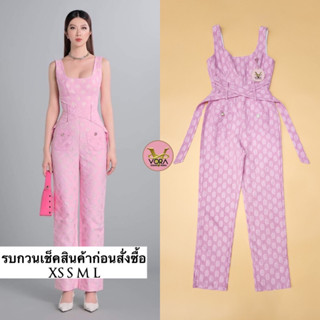 Jumpsuit​ แขนกุด ขายาว  ช่วงเอวแต่งเชือกไขว้ด้านหน้า เอวเข้ารูป แต่งกระเป๋าด้านหน้า ด้านหลังเจาะเว้าเล็กน้อย เนื้อผ้าทอน