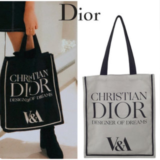 Christian Dior x V&amp;A  กระเป๋าผ้าแคนวาส เนื้อหนา รุ่นพิเศษ กว้าง 13 นิ้ว x ยาว 15.25 นิ้ว  ใหญ่ จุได้เยอะ