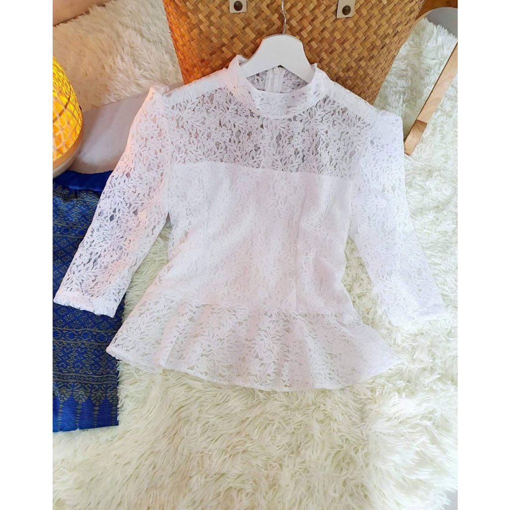 เสื้อลูกไม้คอจีน แฟชั่น ชายระบาย แขนสามส่วน มีซับใน ซิปหลังเข้ารูป ทรงสวยมีสินค้าพร้อมจัดส่ง