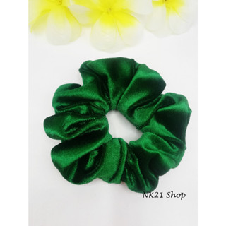 NK21 : โดนัทรัดผม หนังยางรัดผม ผ้ากำมะหยี่ สีเขียว Velvet scrunchies, Green velvet scrunchies,Scrunchies