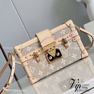 L-V Petite Malle handbag soft beige color with golden reflections  เกรดท็อปออริจินอล มีความละเอียดของเนื้องานมากที่สุด