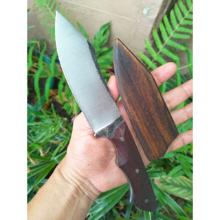 มีดแคมป์ (Camping knife) มีดพก มีดเดินป่า มีดแร่ 4.9” SUP9 full tang ผิวไฟ ด้ามไม้ประดู่รมดำ ฝักสักรนไฟ หมุดสแตนเลส