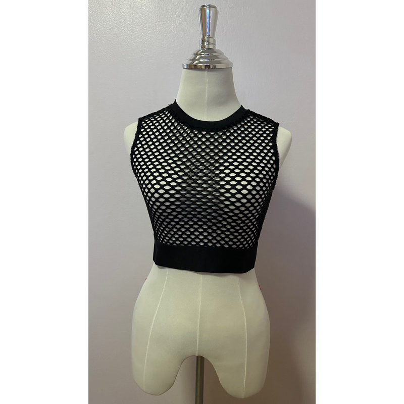 เสื้อแขนกุดตาข่าย คอกลม มีขอบยางใหญ่ยืดได้ตรงชายเสื้อ สีดำ ยี่ห้อ Divided By H&M (Made in Colombia) 