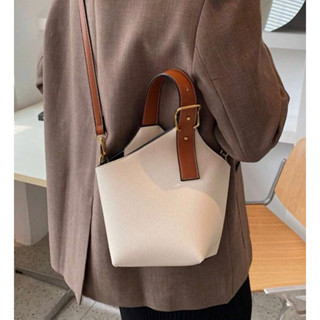 Beige woman handbag กระเป๋าถือ / สะพาย เปิดปิดซิป สวย หรู สีครีม สายสีน้ำตาล ปรับได้