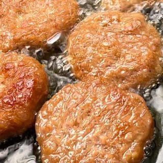 หมูกระเทียม ไก่กระเทียม 🐷🐔 แพ็ค10ชิ้น (450g.) หมูกระเทียมก้อน 🚛เหมาค่าส่ง ฟรีกล่องโฟม!! ทุกจังหวัดทั่วไทย🎉