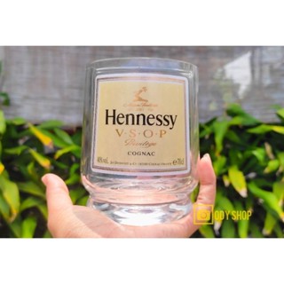 แก้ว Hennessy  แก้วตัดจากขวด Hennessy ติดสติ๊กเกอร์กันน้ำให้เรียบร้อย