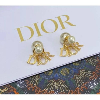 ต่างหูมุกห้อยอักษร DIOR  สุดหรู