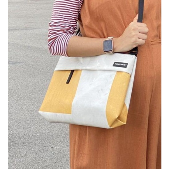 Freitag รุ่น F553 LOU