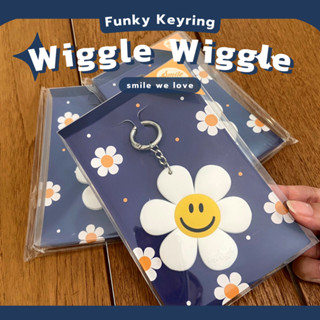 (พร้อมส่ง/ของแท้💯) Wiggle Wiggle Funky Keyring ลาย Smile we love