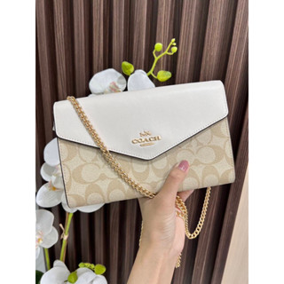 หายากรุ่นใหม่ Envelope Clutch Crossbody In Signature Canvas CH204