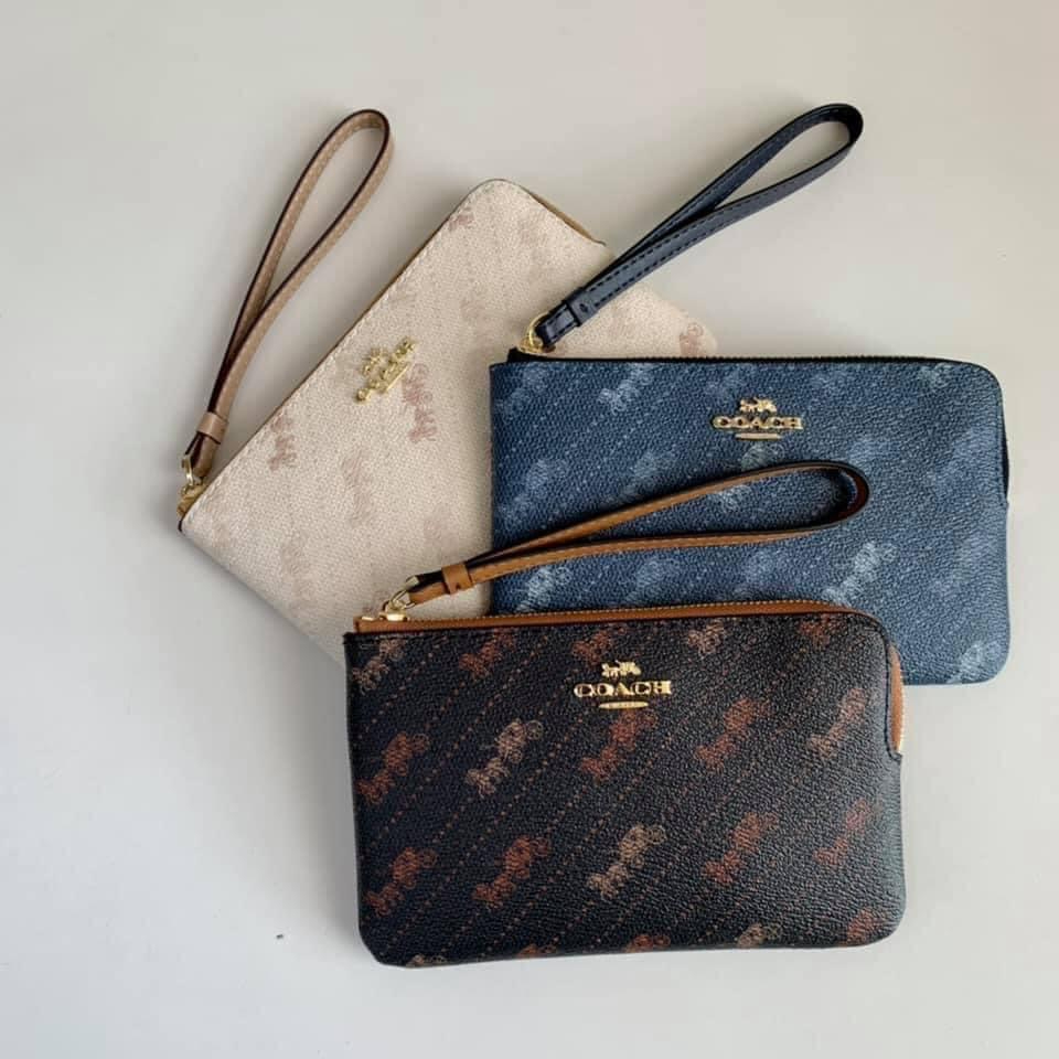 Corner Zip Wristlet With Horse C4466 ผู้หญิง ซิป กระเป๋าสตางค์ COAC H กระเป๋าเงิน พร้อมสายรัดข้อมือ 