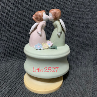 กล่องดนตรี Kissing Angels Boy and Girl Wedding cake (สูง 5นิ้ว)