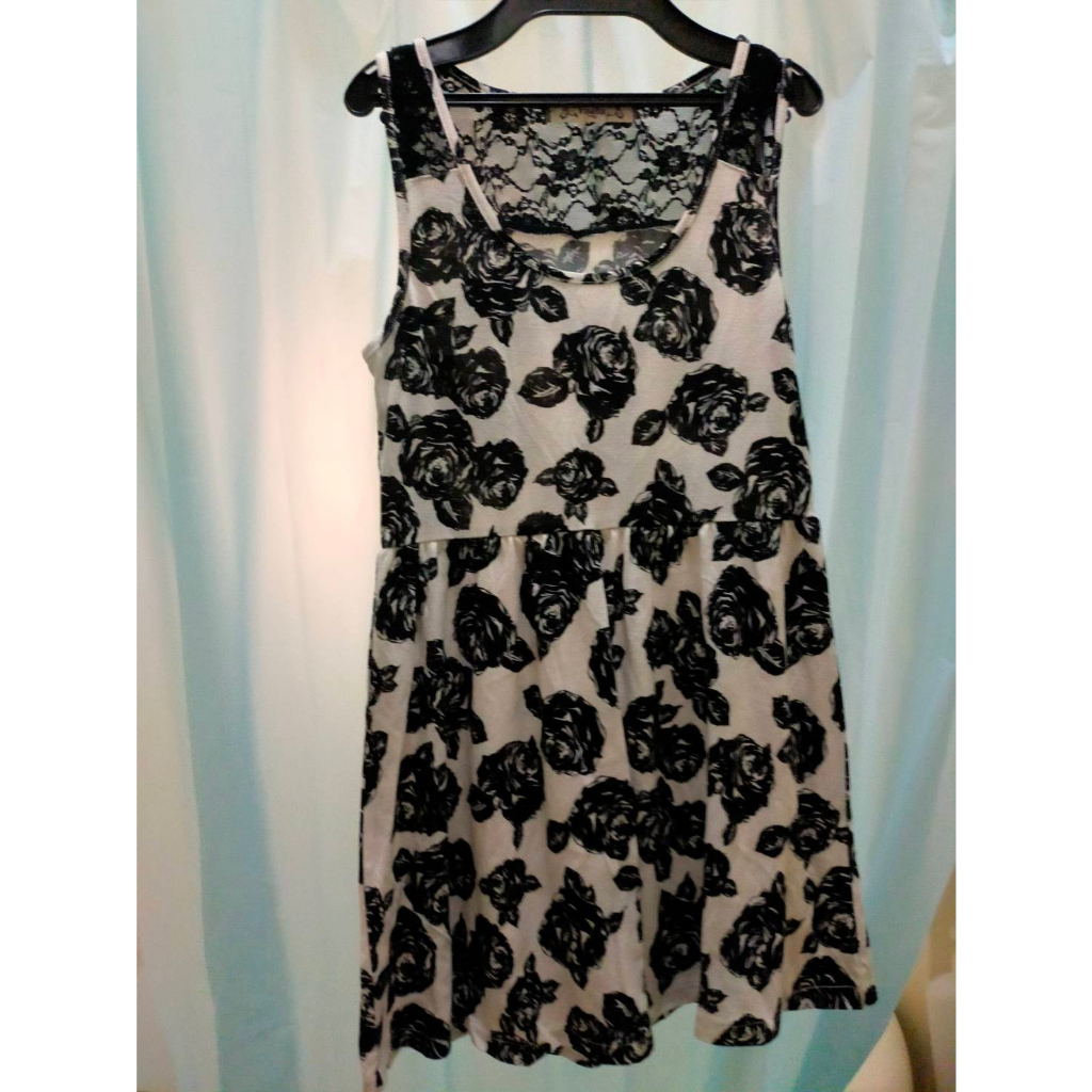 Burakku rose patterned dress on white background / size M