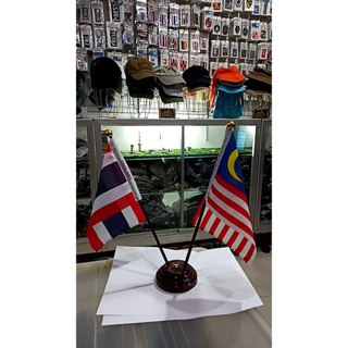 ธง ไทย  มาเลเซีย THAILAND MALAYSIA ธงนานาชาติ ธงตั้งโต๊ะ ขนาด 14×20cm เสาไม้ ตัววี ขนาด เส้นผ่านศูนย์กลาง 7.5cm สูง 35cm