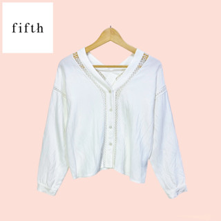 เสื้อ  fifth ผ้าคอตต้อนพรีเมี่ยมอย่างดี ไซด์ -  M   อก 44 ยาว 22 นิ้ว  เสื้อทรงสวยน่ารักมาก คอสวย ผ้าดีมาก กระดุมหน้า