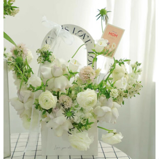 ถุงกระดาษใส่ดอกไม้ พิมพ์ข้อความ LOVE IS LOVE