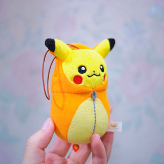 พวงกุญแจ ตุ๊กตา ปิ๊กกาจู โปเกม่อน pokemon ใส่ชุด อาริซาด้อน pukkachu arisadon ป้าย banpresto