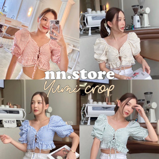 nn.store • yumi crop เสื้อแขนพองลายสก๊อต แต่งระบายลูกไม้ ผูกเชือกหน้า