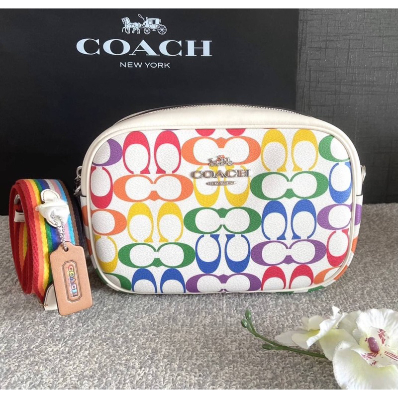 (ผ่อน0%) กระเป๋าสะพายข้าง สีขาว ลายซี สายสะพายสีรุ้ง 9 นิ้ว Coach Jamie Camera Bag In Rainbow Signature CA175