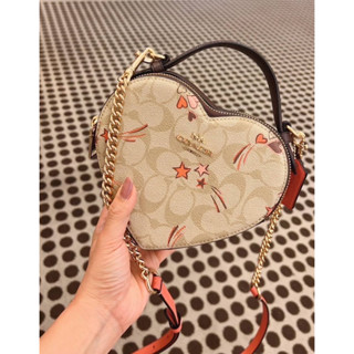 (ผ่อน0%) กระเป๋าสะพายข้าง รูปหัวใจ ลายซีสีครีม ลายดาว หัวใจ 6 นิ้ว Coach Heart Crossbody In Signature Canvas With CK523