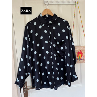 ZARA x ผ้าซาตินลื่น x XL Tag ตัด polka dot ผ้าใส่สบาย ❌ตำหนิด้ายรันช่วงปก อก 40 ยาว 27 Code: 1274(8)