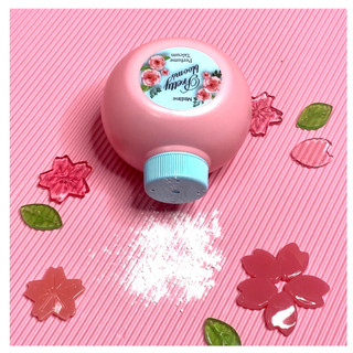 Mistine Pretty Blooms Perfume Talcum 100 g. มิสทิน พริตตี้ บลูม เพอร์ฟูม แป้งฝุ่นโรยตัว แป้งฝุ่นทาหน้า