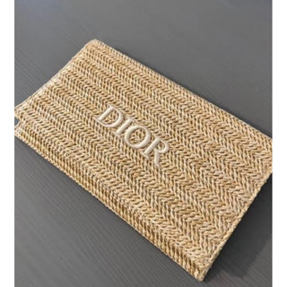 กระเป๋าสาน 𝗗𝗶𝗼𝗿 𝗦𝘂𝗺𝗺𝗲𝗿 𝗣𝗼𝘂𝗰𝗵  พร้อมกล่อง ถือเป็นคลัชหรือ จะ Diy ติดสายสะพายที่ชอบเองได้เลยขนาด ยาว23 กว้าง14 cm