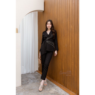 ราคาถูกที่สุด!! Camellia Boutique Set เสื้อ Blazer ผูกโบด้านข้าง+กางเกงขายาว สีดำ