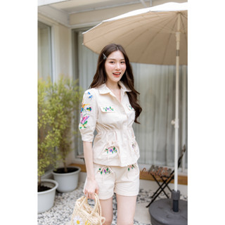 ราคาถูกที่สุด!! Camellia Set เสื้อเชิ๊ตปักลายดอกไม้ที่ช่วงไหล่+กางเกงขาสั้น สีครีม