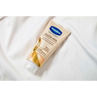 VASELINE Gluta-Hya Serum Burst Lotion Flawless Glow 330ml.