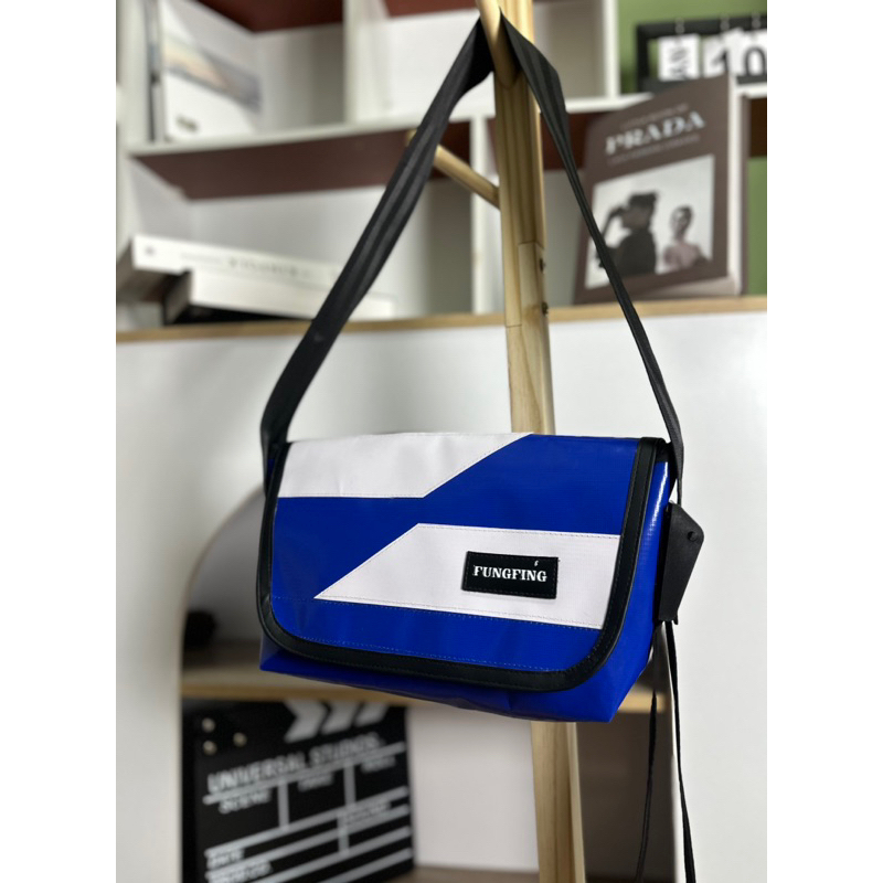 กระเป๋าสะพายข้าง12นิ้ว สายเบลล์ (ฟรีดันทรง) ผลิตจากผ้าใบกันน้ำ100%