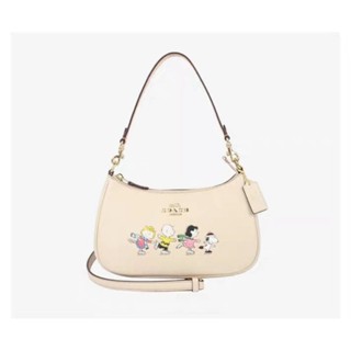 กระเป๋าถือสะพายข้าง Coach ลาย Snoopy