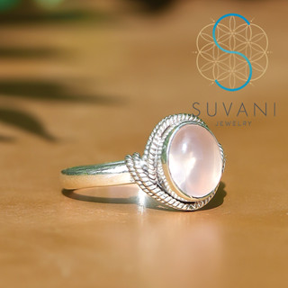 SUVANI เงินแท้ 92.5% แหวนหินโรสควอตซ์ (Rose Quartz) หินสีชมพู หินแห่งความรัก แหวนไซส์ 6-10 เครื่องประดับเงินแท้