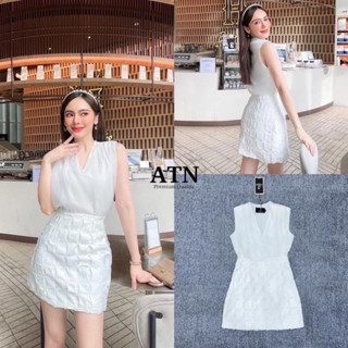 ชุดSet เสื้อเเขนกุดคอวีเนื้อผ้ามีความวิ๊ง เล่นเเสง  มาพร้อมกระโปรงผ้าลูกไม้