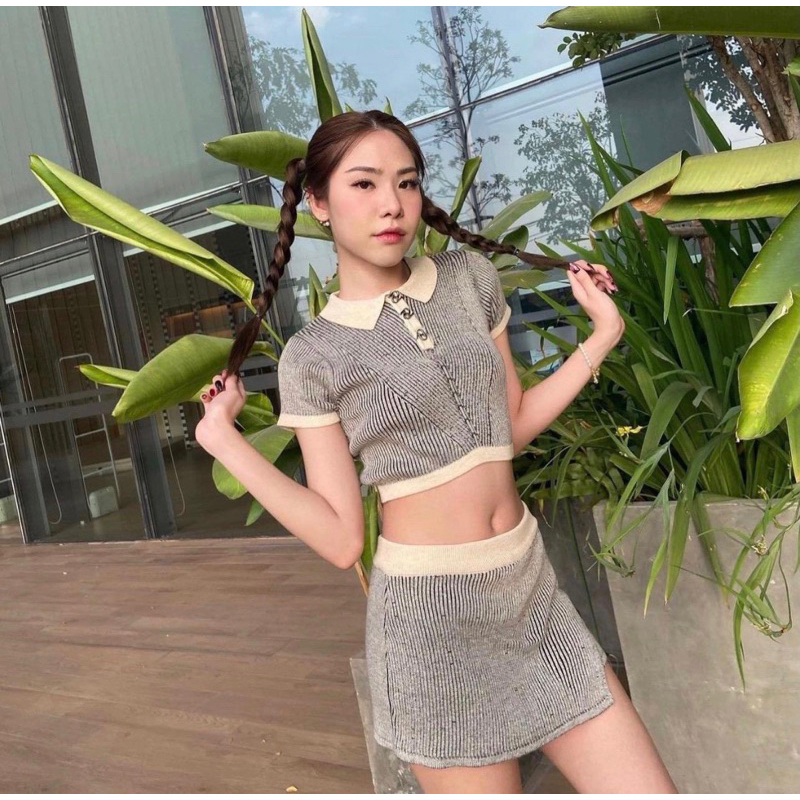 Set เสื้อครอปไหมพรมคอปก+กระโปรงทอ พร้อมอะไหล่โลโก้