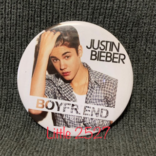 เข็มกลัด Justin Bieber – Boyfriend (มีขาตั้ง สามารถตั้งโชว์ได้) (สูง 3.5นิ้ว)