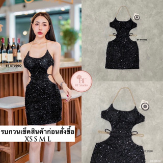 เดรสสั้นสายเดี่ยว เว้าเอว เนื้อผ้ากริตเตอร์สีดำ ใส่แล้วเล่นไฟม๊ากคร้า สายโซ่สีทองคล้องคอ ช่วงเอวแต่งสายสีทองคาดช่วงที่เว