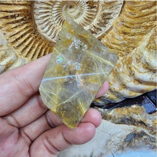 หินไหมทอง หินรูไทล์ควอตซ์ ผลึกหินไหมทอง(Rutile Quartz)ยาว 6.1 ซม.กว้าง 4.5 ซม.หนา 3 ซม.น้ำหนัก 85 g.