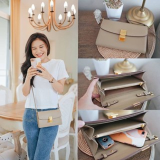 Cross Body bag .กระเป๋าสะพายข้างหนังแท้ ใส่โทรศัพท์มือถือได้ สวยหรูดูคิ้วท์ น้ำหนักเบา ใช้ง่าย cross bodyได้