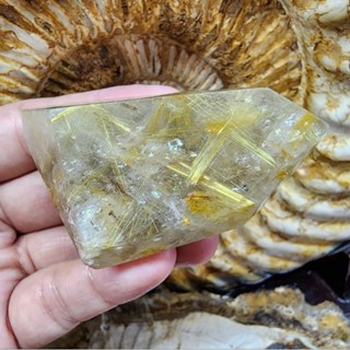 หินไหมทอง หินรูไทล์ควอตซ์ ผลึกหินไหมทอง(Rutile Quartz)ยาว 6.7 ซม.กว้าง 3.9 ซม.หนา 3.3 ซม.น้ำหนัก 93.3 g.