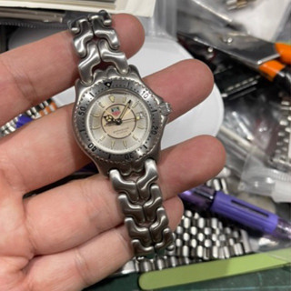 นาฬิกา “TAG heuer” lady size ก้างปลาหน้าเทาของแท้ สภาพใหม่เก่าเก็บ